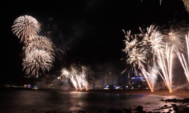 La bahía de Mazatlán se ilumina con el Combate Naval