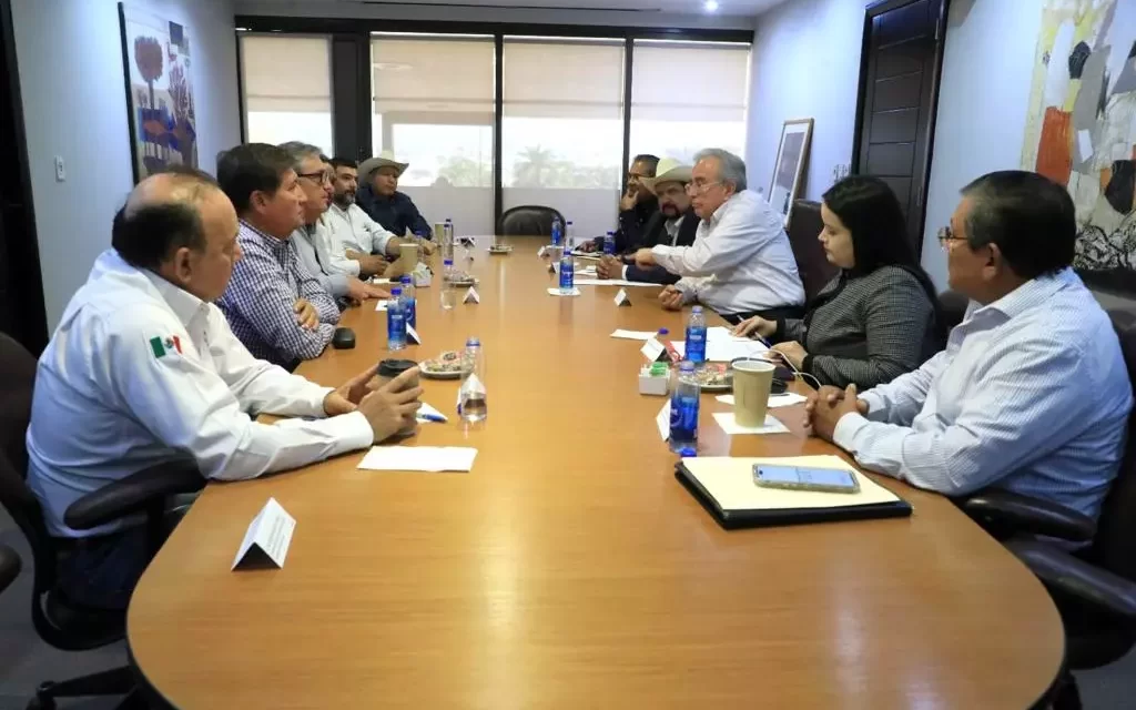 SOSTIENE GOBERNADOR ROCHA REUNIÓN CON DIRIGENTES AGRÍCOLAS