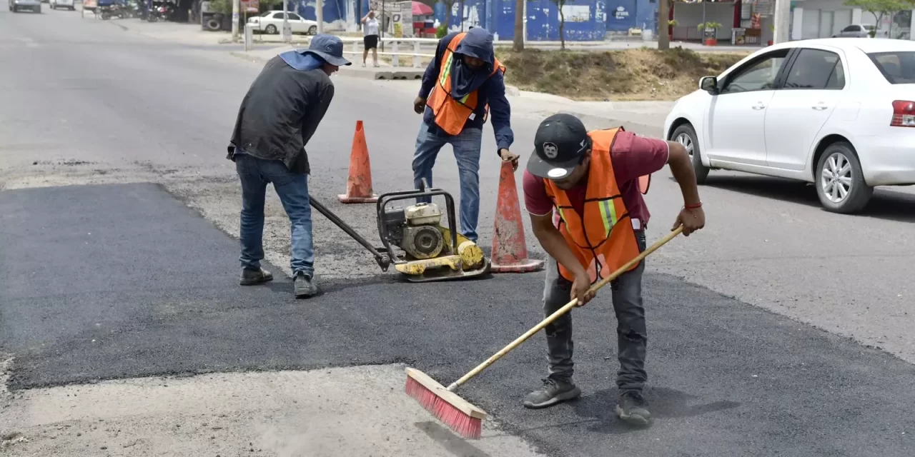 CONTINÚAN LAS LABORES DE MANTENIMIENTO A VIALIDADES EN DIVERSOS PUNTOS DE LA CAPITAL SINALOENSE