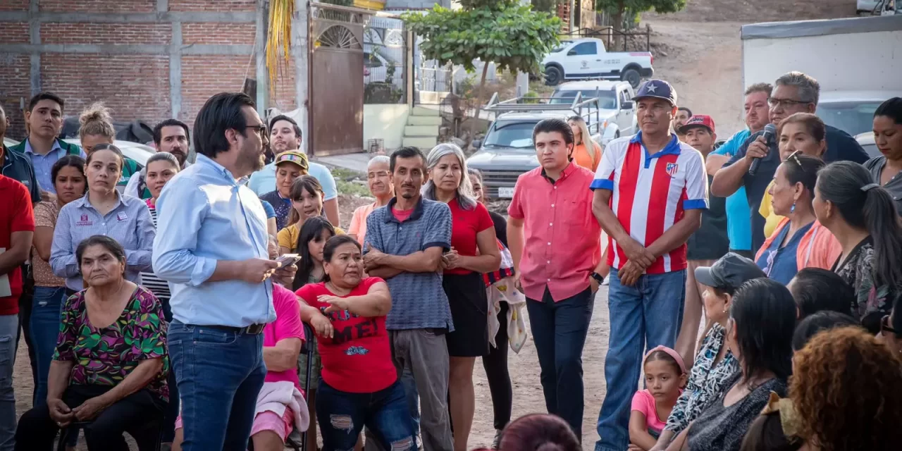 ALCALDE SE COMPROMETE ANTE VECINOS DE LOS HUIZACHES A PAVIMENTAR 8 CALLES