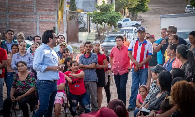 ALCALDE SE COMPROMETE ANTE VECINOS DE LOS HUIZACHES A PAVIMENTAR 8 CALLES