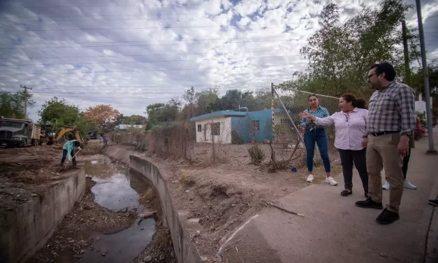 REALIZA JUAN DE DIOS GÁMEZ SUPERVISIÓN DE TRABAJOS DE LIMPIEZA Y DESAZOLVE EN CANAL DE ZONA DORADA