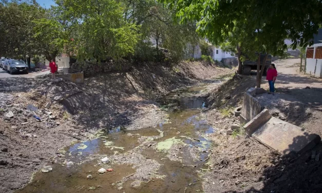 RETIRAN DESECHOS Y BASURA DEL ARROYO LOCALIZADO EN LA COLONIA SAN JUAN