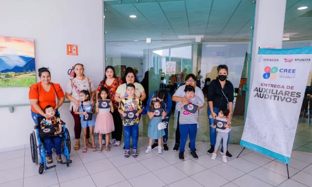 ENTREGA DIF SINALOA AUXILIARES AUDITIVOS A NIÑAS Y NIÑOS USUARIOS DEL CREE