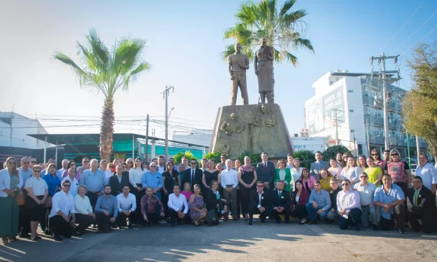 INICIÓ LA CELEBRACIÓN DEL DÍA DEL MAESTRO EN EL MONUMENTO EN SU HONOR