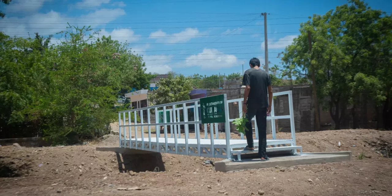 INSTALAN PUENTE PEATONAL SOBRE ARROYO PELIGROSO EN LA COLONIA PROGRESO