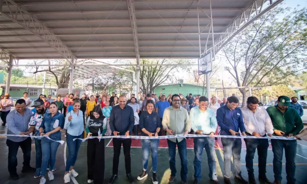 JUAN DE DIOS GÁMEZ ENTREGA TECHUMBRE Y ANUNCIA PAVIMENTACIÓN DE CALLES EN SANALONA