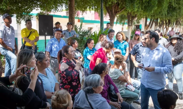 JUAN DE DIOS GÁMEZ SELLA COMPROMISOS DE PAVIMENTACIÓN CON HABITANTES DE CULIACANCITO