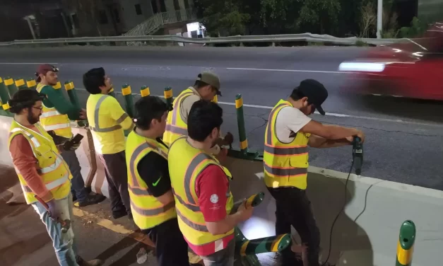 CONTINÚAN MEJORAS A MOVILIDAD URBANA CON INSTALACIÓN DE REFLECTANTES EN BULEVAR PEDRO INFANTE