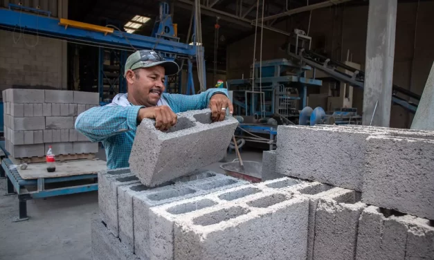 JUAN DE DIOS GÁMEZ ENTREGA «DISTINTIVO IMPULSO NAFIN» A BLOCKRETO DEL PACÍFICO