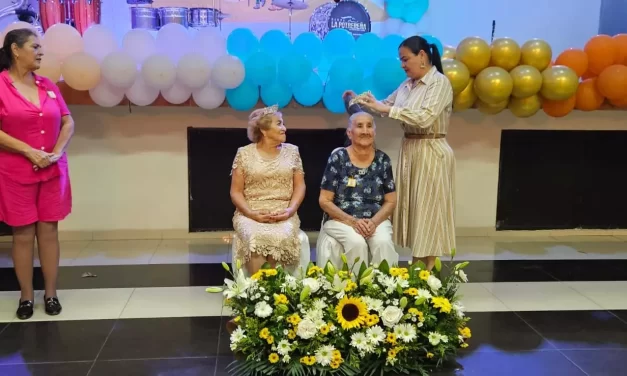 MARGOTH URREA FESTEJA A ABUELITAS Y ABUELITOS NAVOLATENSES