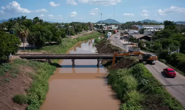 EL AYUNTAMIENTO DE CULIACÁN TRABAJA EN LA LIMPIEZA Y DESAZOLVE DEL DREN BACURIMÍ