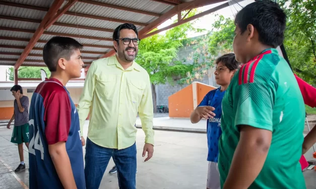 JUAN DE DIOS GÁMEZ ENTREGA MATERIAL DEPORTIVO A DEPORTISTAS DE BELLAVISTA