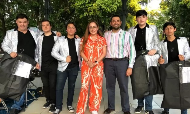 GRUPO SOMBRAS DE CULIACÁN PRESENTE EN FIESTA EN EL KIOSKO