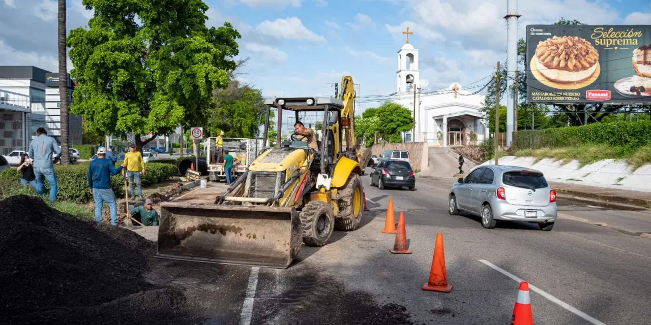 AYUNTAMIENTO REPARA SOCAVÓN EN EL BULEVAR PEDRO INFANTE