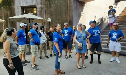 CONSTRUYE GRAN ACUARIO ALIANZAS CON LOS TOURIST AIDE VOLUNTEERS BLUE SHIRT