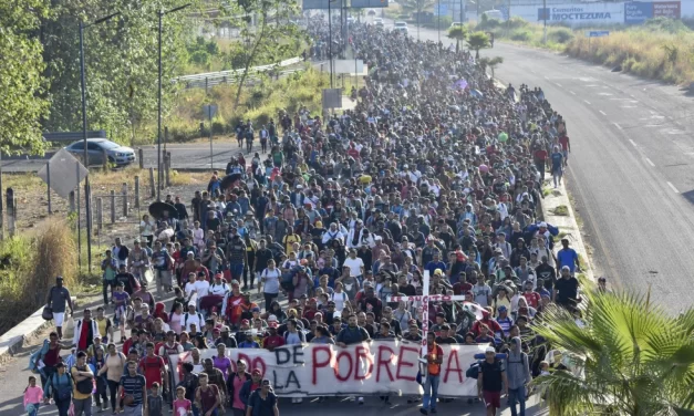 CARAVANA DE MIGRANTES PASA LA NAVIDAD CAMINANDO POR EL SUR DE MÉXICO