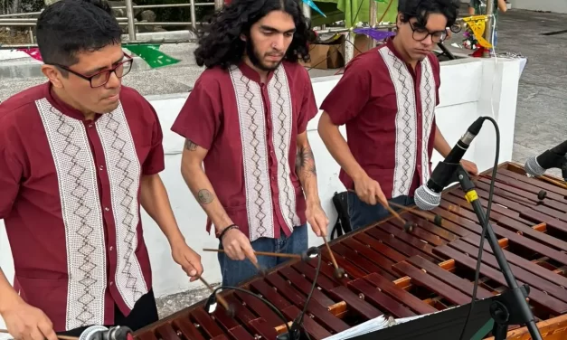 CANTAN Y BAILAN CON MARIMBATLÁN DURANTE  EL  TERCER RECORRIDO DEL ARTWALK