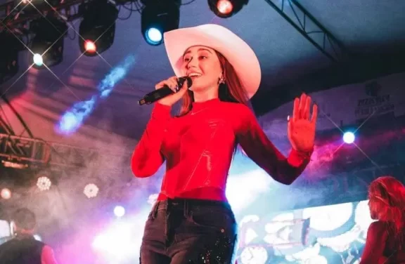 CAROLINA ROSS CANTA ORGULLOSA «EL SINALOENSE»