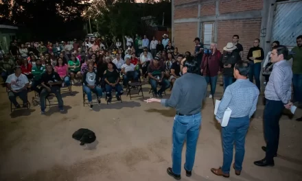 DAN CERTEZA JURÍDICA A 50 FAMILIAS DE LA COLONIA LOMA DE RODRIGUERA, AL ENTREGAR TÍTULOS DE PROPIEDAD