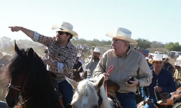 PARTICIPA ROCHA MOYA EN LA CABALGATA DE LOS ESCOBAR