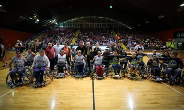 ASISTE EL GOBERNADOR RUBÉN ROCHA A JUEGO CON CUASA DE LA COPA DE BÁSQUETBOL DE DIF SINALOA