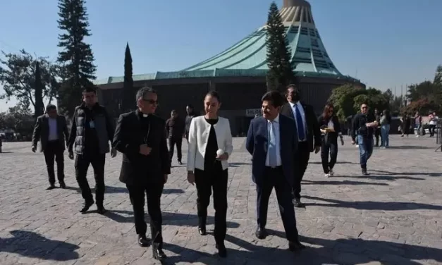 CLAUDIA SHEINBAUM ENTREGA ROSA DE PLATA BENDECIDA POR EL PAPA FRANCISCO A LA BASÍLICA DE GUADALUPE