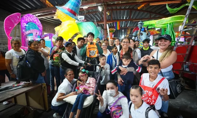 JÓVENES CON CAPACIDADES ESPECIALES VISITAN, APRENDEN Y MOTIVAN A TRABAJADORES DEL CARNAVAL