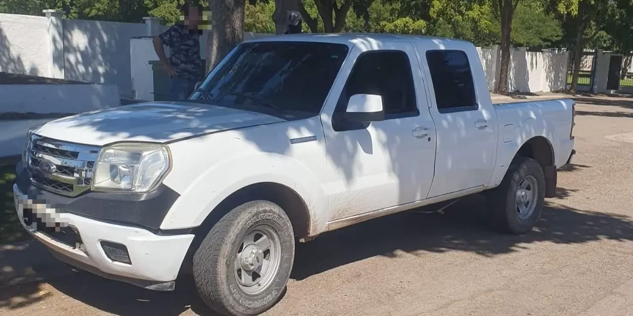 POLICÍA MUNICIPAL DETIENE A HOMBRE EN CAMIONETA QUE HORAS ANTES HABÍA SIDO ROBADA