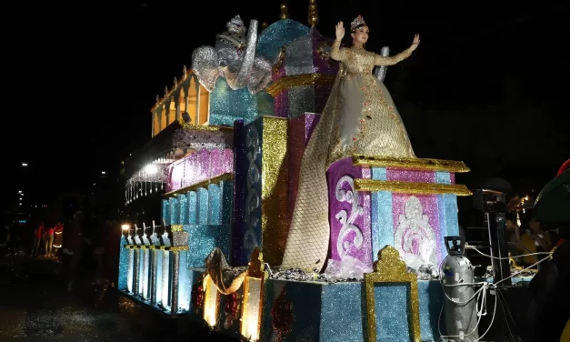 SE ENTREGAN ELOTENSES AL DESFILE DE CARNAVAL