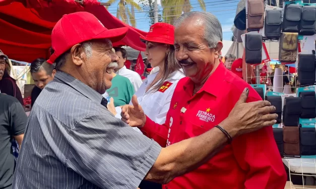 RECIBE EL TIANGUIS POPULAR DE LOS MOCHIS A ESTRADA FERREIRO Y YOLANDA DE LA CRUZ