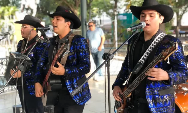 SE ARMÓ EL BAILE EN EL KIOSKO DE LA PLAZUELA OBREGÓN