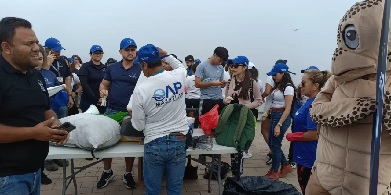 SACAN DE LAS PLAYAS CASI UNA TONELADA DE BASURA; EVITAN QUE COLILLAS DE CIGARROS CONTAMINEN