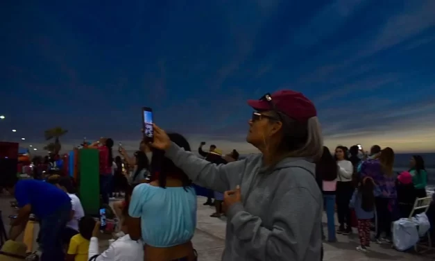 ELOTENSES Y VISITANTES VIVEN EL ECLIPSE TOTAL SOLAR