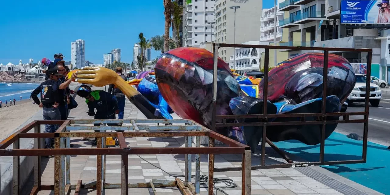 CULTURA ADORNA LA BAHÍA CON CINCO MONIGOTES CON TEMÁTICAS DEL ECLIPSE