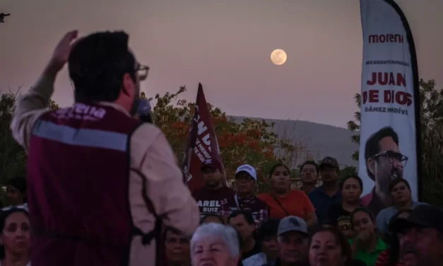 CANDIDATO SE COMPROMETE CANCHA DE PASTO SINTÉTICO PARA LA COLONIA FINISTERRA