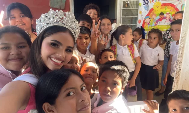 CORTEJO REAL VISITA ESCUELAS PARA CELEBRAR EL DÍA DE LA NIÑEZ