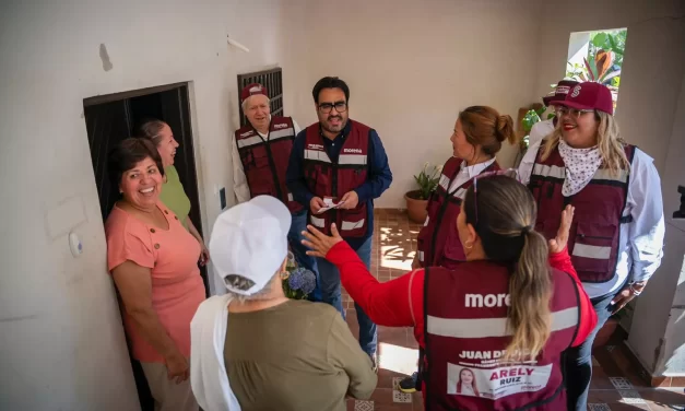 JUAN DE DIOS GÁMEZ RECORRE CASA POR CASA LA COLONIA PEMEX DONDE SE CONTINUARÁ CON CALLES PAVIMENTADAS