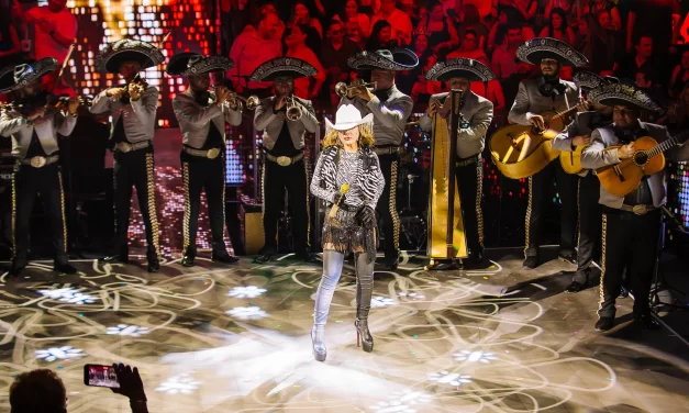 GLORIA TREVI ES PROFETA EN SU TIERRA