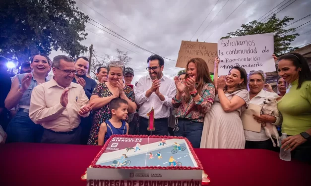 JUAN DE DIOS GÁMEZ CELEBRA CON VECINOS DE LA TOLEDO CORRO ENTREGA DE CALLE MINA DE BACUBIRITO