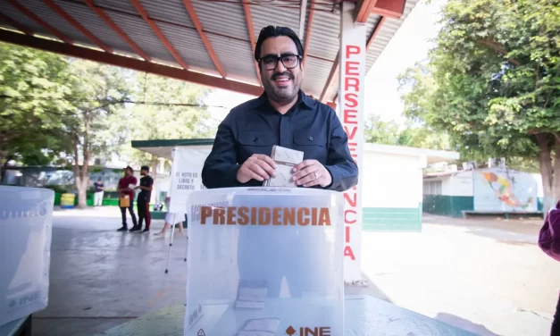 JUAN DE DIOS GÁMEZ ACUDE A EMITIR SU VOTO