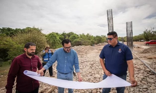 JUAN DE DIOS GÁMEZ SUPERVISA TRABAJOS DE CONSTRUCCIÓN DEL PUENTE EN CAMINAGUATO, SINDICATURA DE TEPUCHE