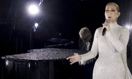 CÉLINE DION REGRESA A LOS JUEGOS OLÍMPICOS DE PARÍS CON UNA SERENATA A LA TORRE EIFFEL