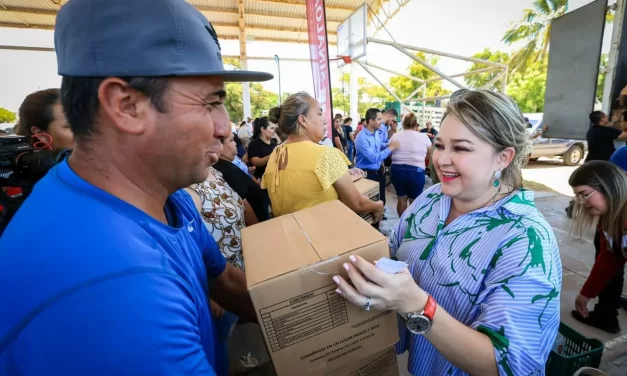 ATIENDE DIF SINALOA A FAMILIAS DE PESCADORES DE NAVOLATO CON AGUA Y DESPENSA