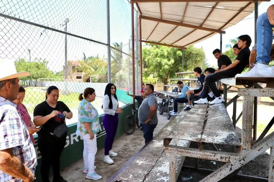 AVANZA A UN 70 % INSTALACIÓN DE ALUMBRADO EN CAMPO DE BÉISBOL DE POTRERILLOS DEL NOROTE