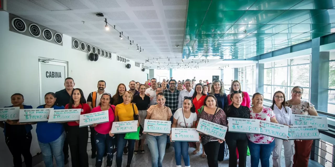 JUAN DE DIOS GÁMEZ ENTREGA CRÉDITOS DEL PROGRAMA ´MUJERES EMPRENDEDORAS POR EL BIENESTAR´