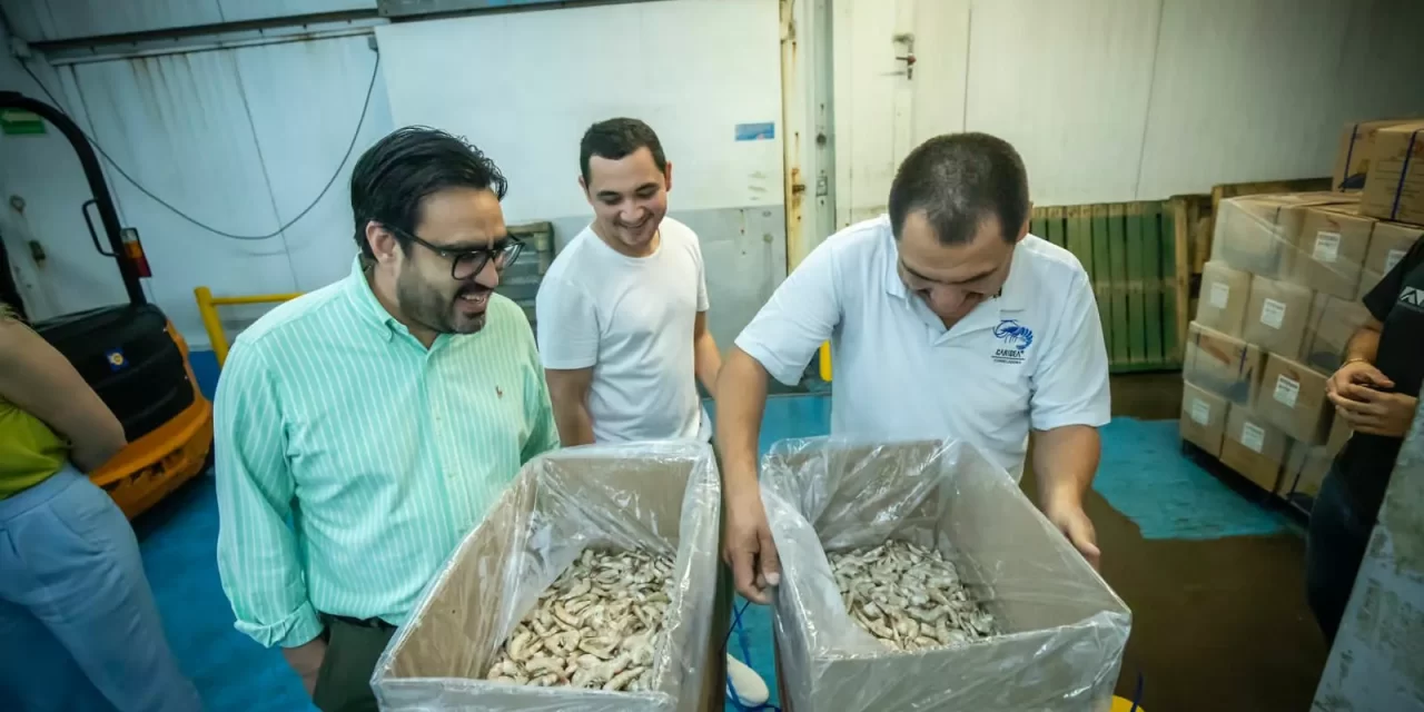 JUAN DE DIOS GÁMEZ ENTREGA EL DISTINTIVO IMPULSO NAFIN A LA EMPRESA ‘GRANJAS JESANY”