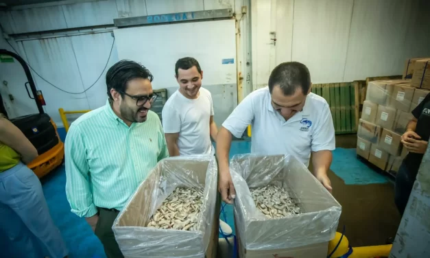 JUAN DE DIOS GÁMEZ ENTREGA EL DISTINTIVO IMPULSO NAFIN A LA EMPRESA ‘GRANJAS JESANY”