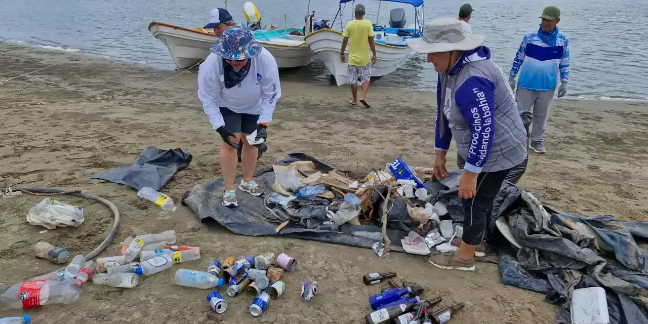 SUCEDE Y VOLUNTARIOS RETIRAN MEDIA TONELADA DE BASURA DE LA ISLA ALTAMURA EN LA BAHÍA SANTA MARÍA