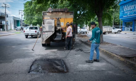 AVANZAN TRABAJOS DE BACHEO Y REENCARPETADO EN DIVERSAS ZONAS DE LA CIUDAD